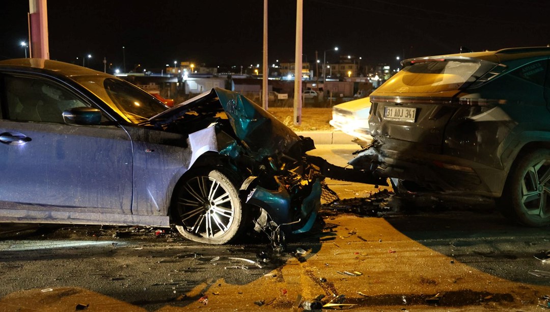 Antakya’da 2 otomobilin çarpıştığı kazada 1 kişi yaralandı