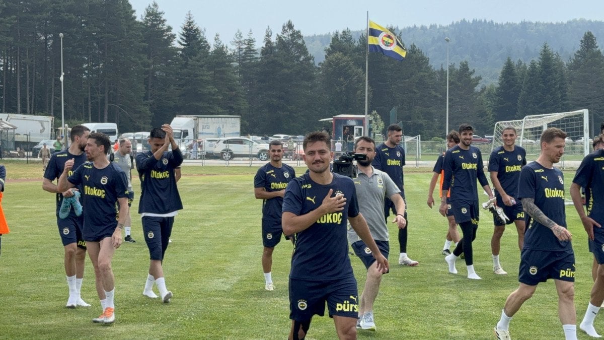 Fenerbahçe, taraftara açık idman gerçekleştirdi