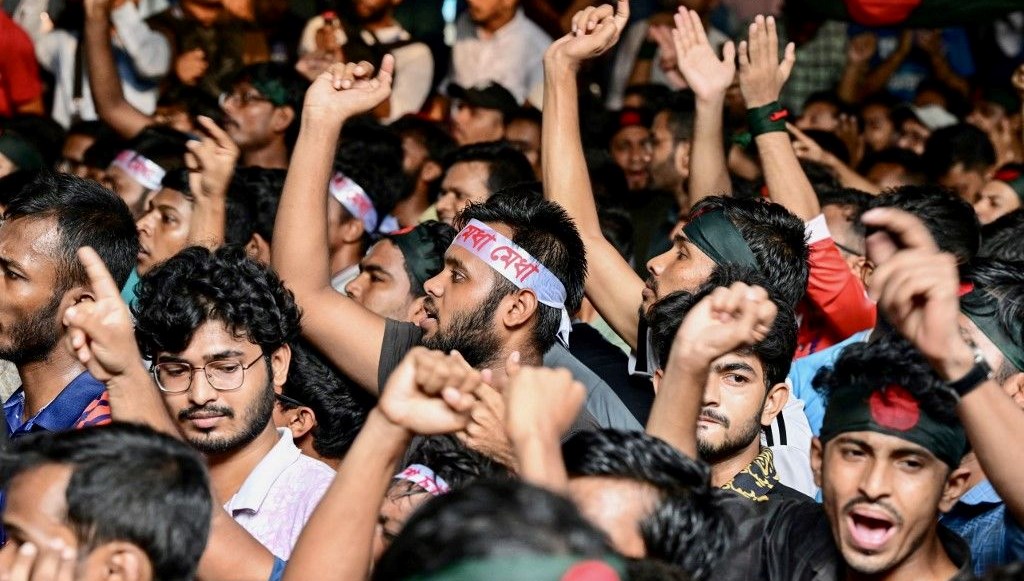 Bangladeş’te karşıt görüşlü öğrenciler birbirine girdi: 1 ölü, 407 yaralı